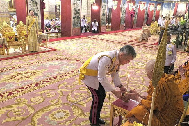 Quốc vương Thái Lan đội vương miện nặng hơn 7 kg, chính thức đăng quang - Ảnh 3.