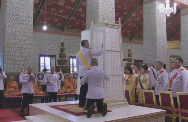 Quốc vương Thái Lan đội vương miện nặng hơn 7 kg, chính thức đăng quang - Ảnh 4.