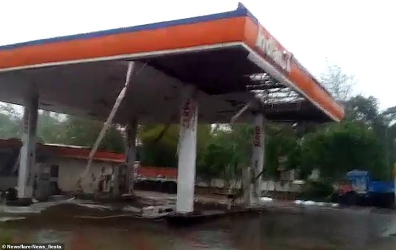 Ảnh: Sức tàn phá khủng khiếp của siêu bão mạnh nhất 20 năm tại Ấn Độ - Ảnh 5. Ảnh: Sức tàn phá khủng khiếp của siêu bão mạnh nhất 20 năm tại Ấn Độ - Ảnh 5.
