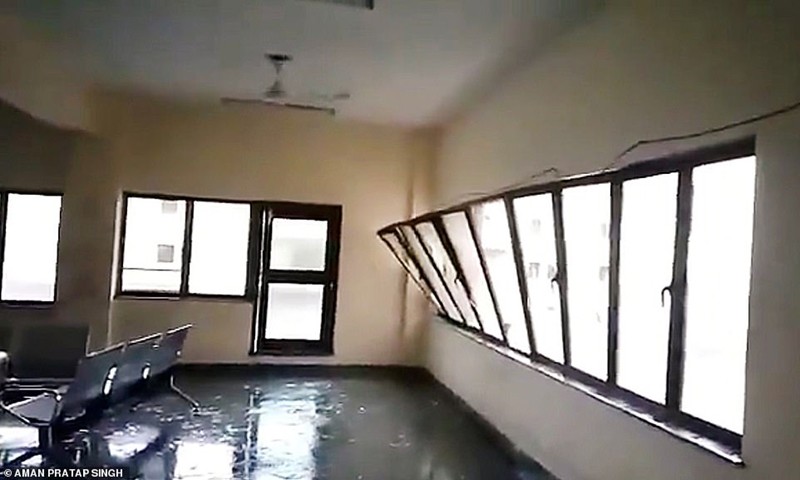 Ảnh: Sức tàn phá khủng khiếp của siêu bão mạnh nhất 20 năm tại Ấn Độ - Ảnh 8. Ảnh: Sức tàn phá khủng khiếp của siêu bão mạnh nhất 20 năm tại Ấn Độ - Ảnh 8.