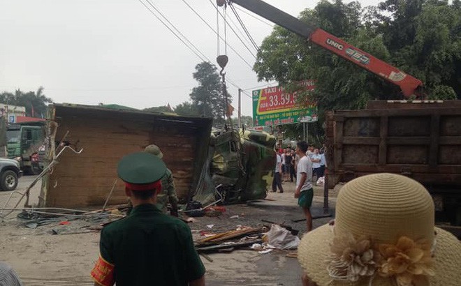 Hà Nội: Xe chở bộ đội ra thao trường bị lật, nhiều chiến sỹ bị thương - Ảnh 1.