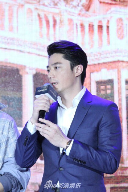 Sau ảnh ph&aacute;t tướng như &ocirc;ng ch&uacute; trung ni&ecirc;n, Hoắc Kiến Hoa lại g&acirc;y thất vọng v&igrave; mặt nọng, răng v&agrave;ng b&ecirc;n Dương Mịch - Ảnh 4.