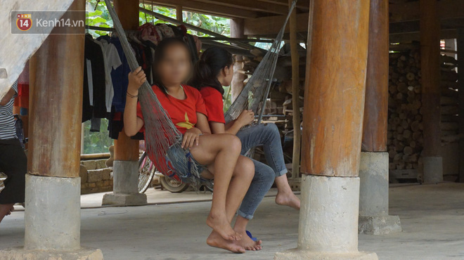 The village where traffickers spread white death: parents die of HIV, orphaned children live day by day - Photo 9.