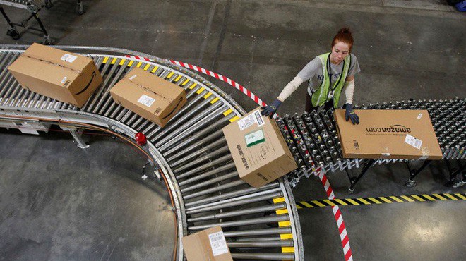 Ở Amazon, robot c&oacute; thể đuổi việc con người nếu thấy hợp l&yacute; - Ảnh 1.