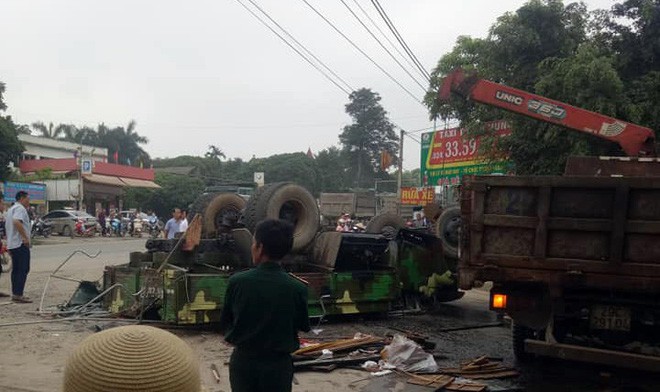 Hà Nội: Xe chở bộ đội ra thao trường bị lật, nhiều chiến sỹ bị thương - Ảnh 2.