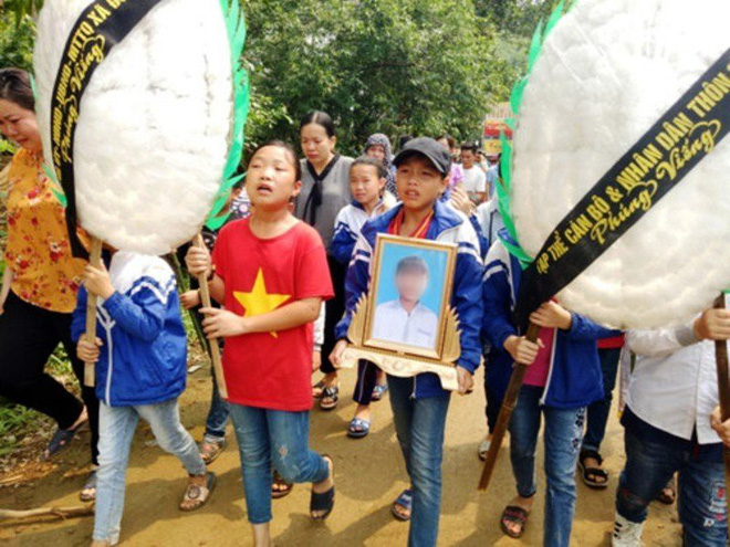 Vụ học sinh bị đâm chết ở trường: Quặn lòng cha về thăm lại tiễn đưa con - Ảnh 4.