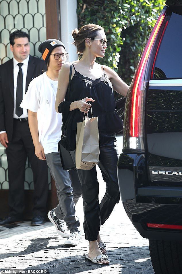 Angelina Jolie mặc áo 2 dây trẻ trung, khoe loạt hình xăm ở lưng - Ảnh 4.
