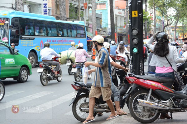 Sài Gòn: những hàng quán bình dân vỉa hè nổi tiếng về sự... chảnh nhưng lạ thay vẫn luôn mua may bán đắt - Ảnh 2.