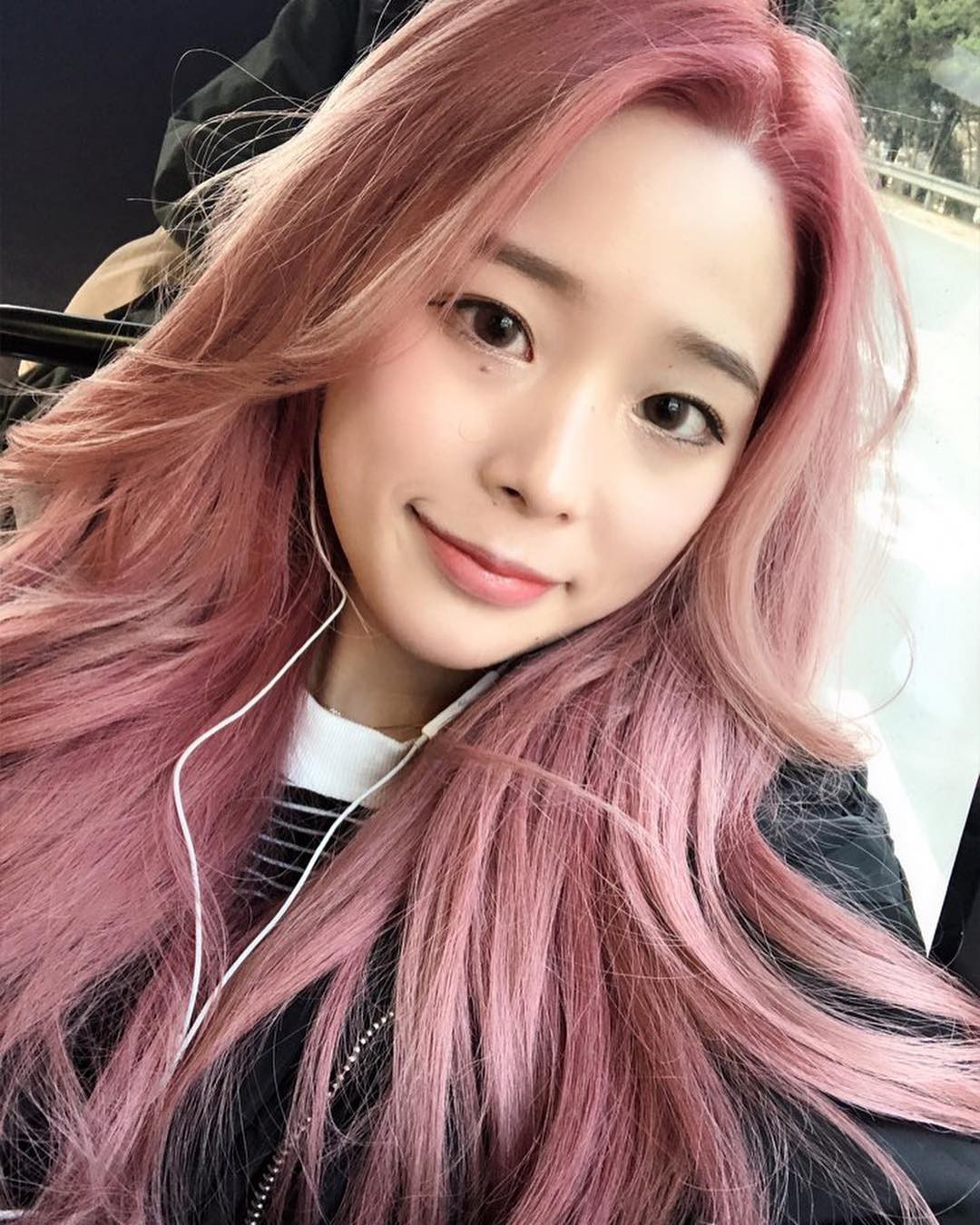Màu nhuộm hot tại Hàn luôn là điểm nhấn trong thế giới nhuộm tóc toàn cầu. Hãy khám phá và thử nghiệm những sắc màu nổi bật, độc đáo và phong cách tại Hàn Quốc. Bạn sẽ được trải nghiệm cảm giác thú vị, khám phá những phong cách mới lạ và nâng cao vẻ đẹp của mái tóc của bạn.