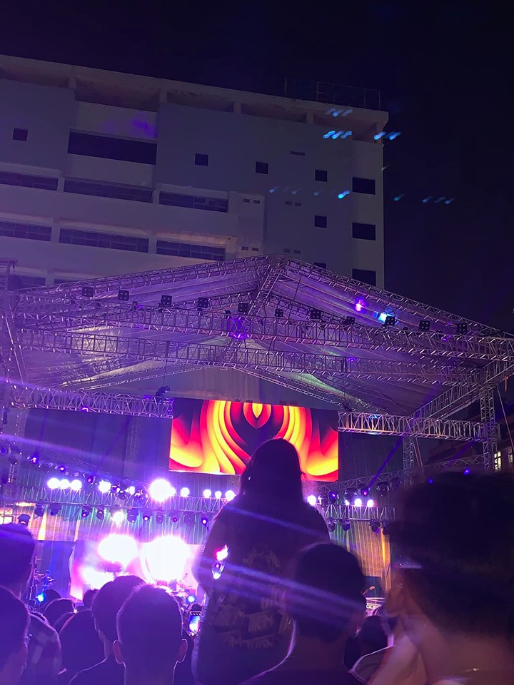 Cô gái trèo lên cổ bạn trai để theo dõi concert khiến dân mạng chia làm hai phe tranh cãi nảy lửa - Ảnh 1. Cô gái trèo lên cổ bạn trai để theo dõi concert khiến dân mạng chia làm hai phe tranh cãi nảy lửa - Ảnh 1.