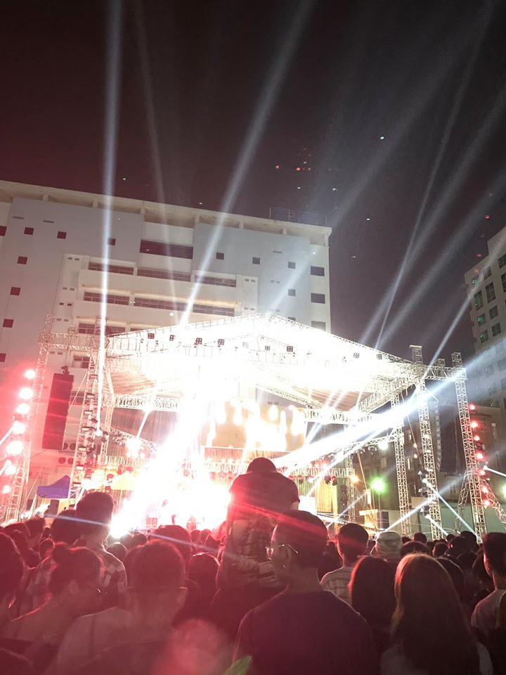 Cô gái trèo lên cổ bạn trai để theo dõi concert khiến dân mạng chia làm hai phe tranh cãi nảy lửa - Ảnh 2. Cô gái trèo lên cổ bạn trai để theo dõi concert khiến dân mạng chia làm hai phe tranh cãi nảy lửa - Ảnh 2.