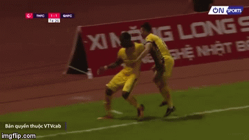 Hài hước hình ảnh ông bầu CLB Thanh Hoá ăn mừng phiêu đến độ quên cả giày ở V.League - Ảnh 2. Hài hước hình ảnh ông bầu CLB Thanh Hoá ăn mừng phiêu đến độ quên cả giày ở V.League - Ảnh 2.