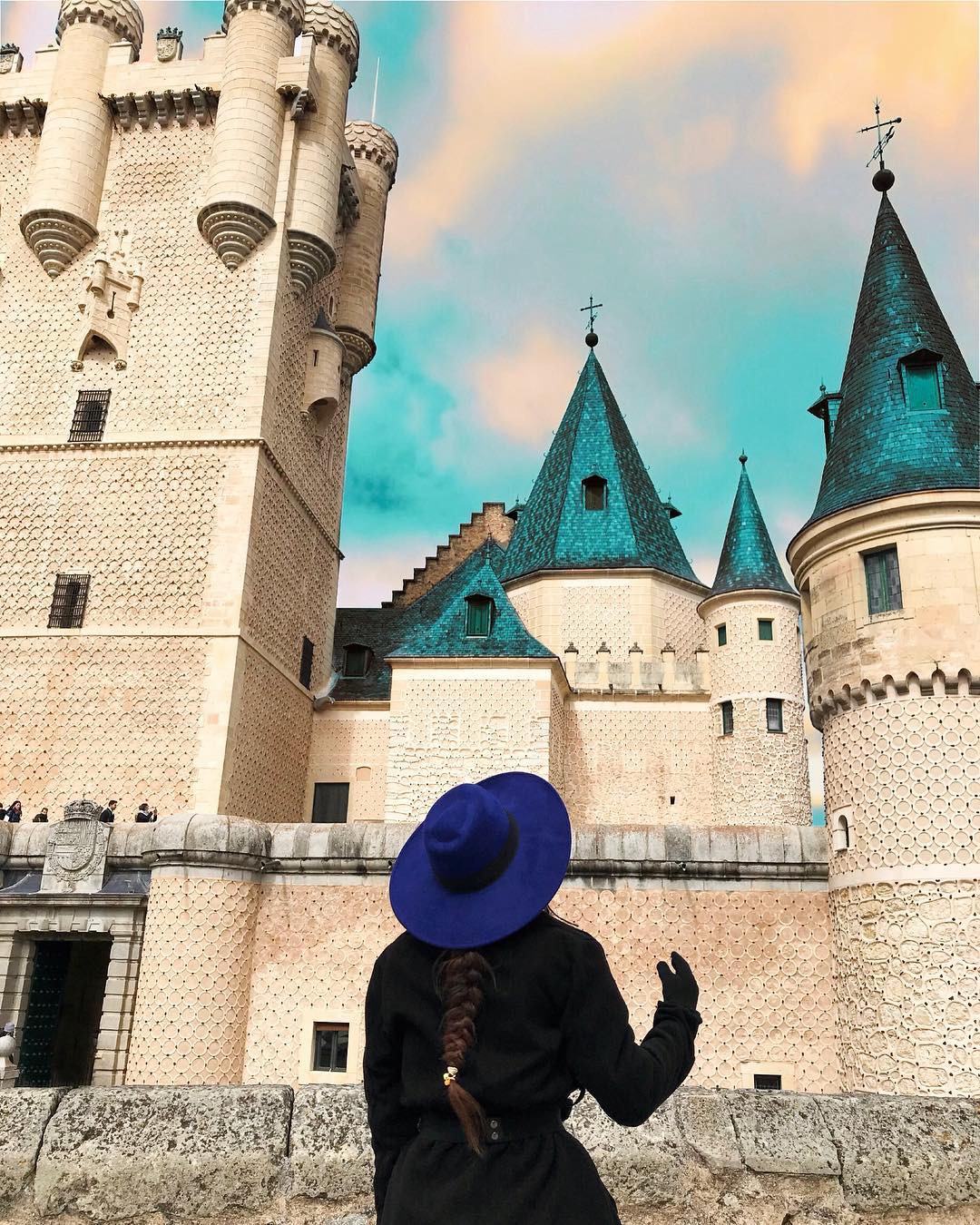 Ngỡ chỉ có trên phim hoạt hình Disney, hóa ra 10 kiến trúc nổi tiếng này là có thật 100% ngoài đời - Ảnh 1. Ngỡ chỉ có trên phim hoạt hình Disney, hóa ra 10 kiến trúc nổi tiếng này là có thật 100% ngoài đời - Ảnh 1.