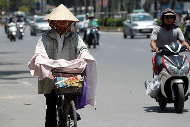 Nắng n&oacute;ng gay gắt quay trở lại, nhiệt độ miền Bắc chạm ngưỡng 40 độ C - Ảnh 2.