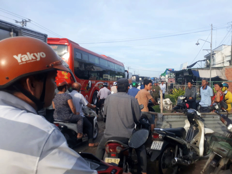 1 học sinh lớp 2 bị xe khách cán tử vong trên đường đi học - Ảnh 2.