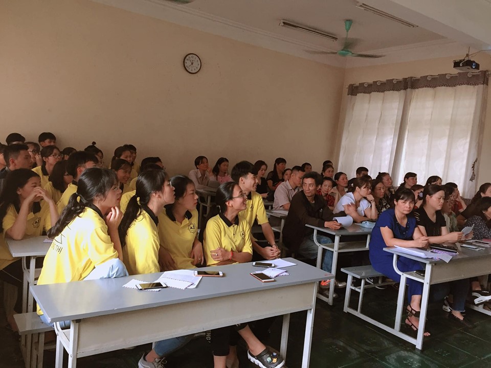 Ngồi chung với bố mẹ trong buổi họp phụ huynh, tưởng học sinh sẽ bị ăn hành nhưng cái kết không thể nào bất ngờ hơn - Ảnh 1. Ngồi chung với bố mẹ trong buổi họp phụ huynh, tưởng học sinh sẽ bị ăn hành nhưng cái kết không thể nào bất ngờ hơn - Ảnh 1.