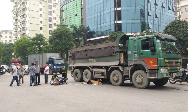 H&agrave; Nội: Xe tải c&aacute;n chết người phụ nữ nu&ocirc;i con nhỏ, t&agrave;i xế bỏ mặc, nhanh ch&oacute;ng trốn khỏi hiện trường - Ảnh 1.