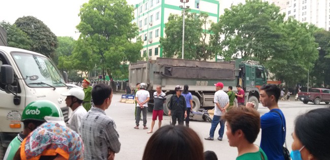 H&agrave; Nội: Xe tải c&aacute;n chết người phụ nữ nu&ocirc;i con nhỏ, t&agrave;i xế bỏ mặc, nhanh ch&oacute;ng trốn khỏi hiện trường - Ảnh 2.