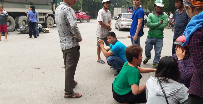H&agrave; Nội: Xe tải c&aacute;n chết người phụ nữ nu&ocirc;i con nhỏ, t&agrave;i xế bỏ mặc, nhanh ch&oacute;ng trốn khỏi hiện trường - Ảnh 3.