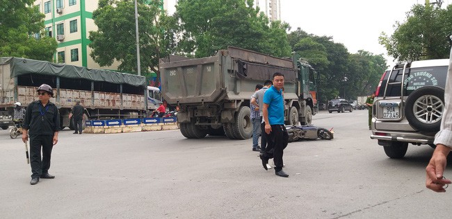 H&agrave; Nội: Xe tải c&aacute;n chết người phụ nữ nu&ocirc;i con nhỏ, t&agrave;i xế bỏ mặc, nhanh ch&oacute;ng trốn khỏi hiện trường - Ảnh 5.