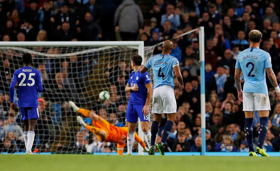 Trong lúc tưởng chừng tuyệt vọng nhất, Man City lại nắm chức vô địch Ngoại hạng Anh trong tay nhờ siêu phẩm nã đại bác của người mà không ai ngờ đến - Ảnh 8.