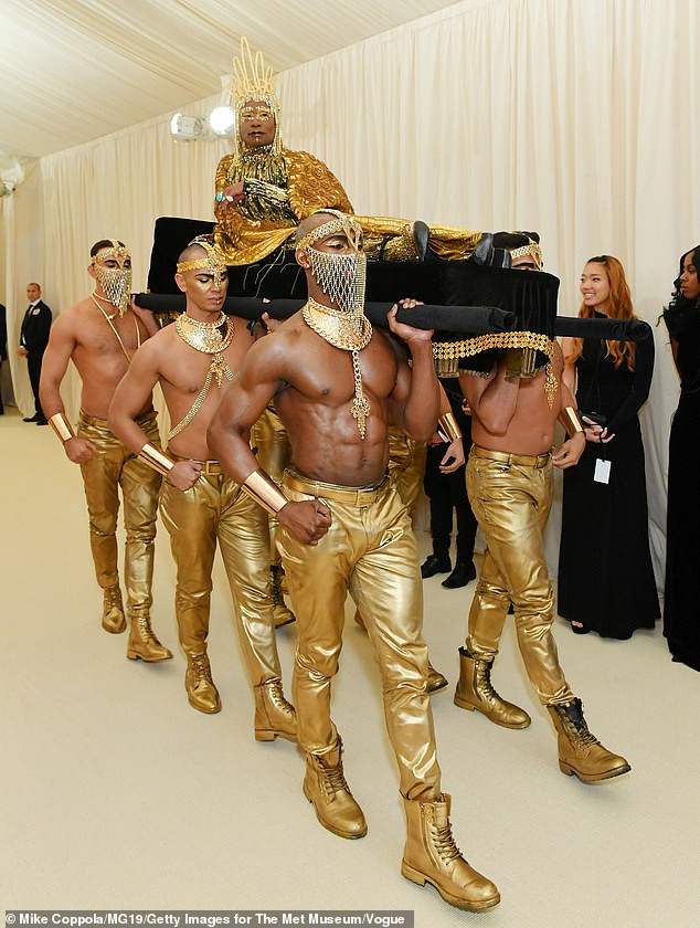 Chân dung đằng sau lớp make-up của thánh làm lố Pharaoh dát vàng suýt vượt mặt Lady Gaga tại Met Gala 2019 - Ảnh 2.