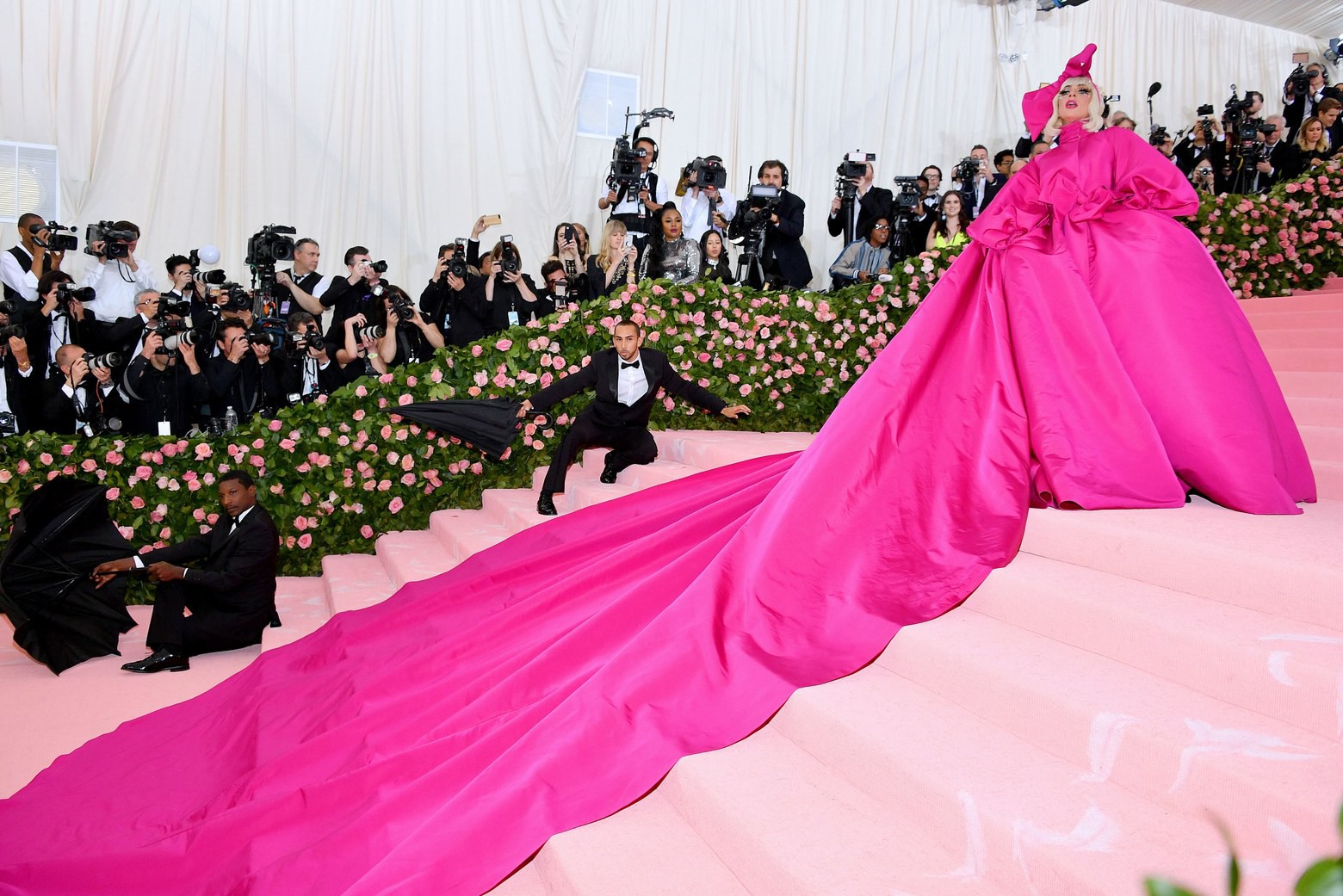 Met Gala 2019: Khó ai chơi lớn bằng Lady Gaga, Katy Perry hóa đèn chùm nhưng chặt chém không kém là nam nhân dát vàng nằm kiệu - Ảnh 1.