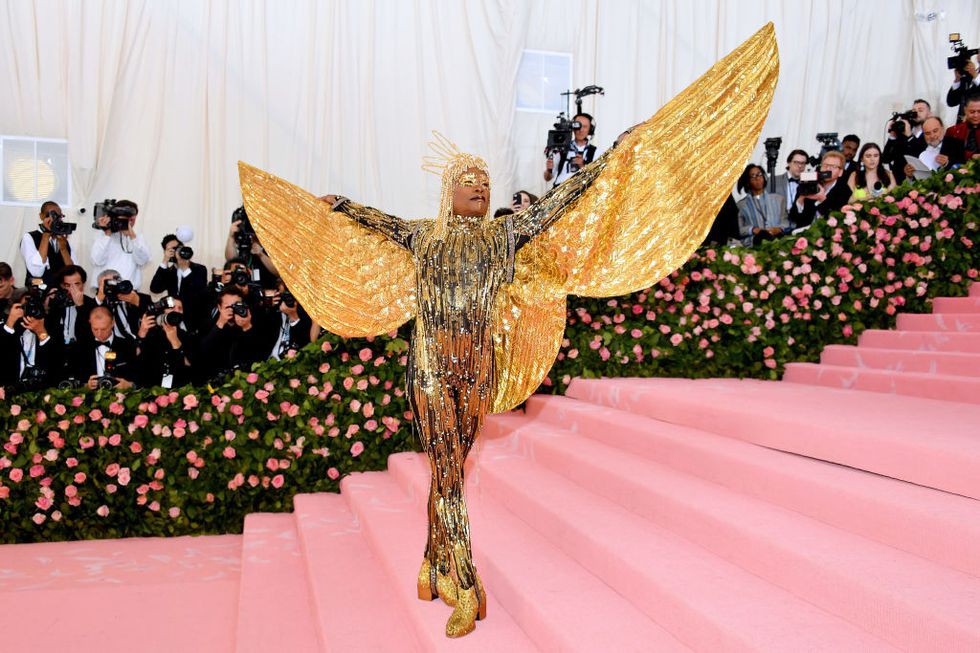 Met Gala 2019: Khó ai chơi lớn bằng Lady Gaga, Katy Perry hóa đèn chùm nhưng chặt chém không kém là nam nhân dát vàng nằm kiệu - Ảnh 7.