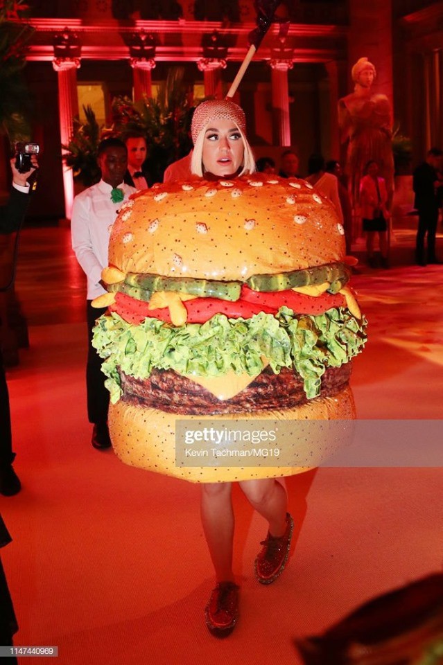 10 thánh làm lố đỉnh cao và khó đỡ nhất thảm đỏ Met Gala 2019: Chỉ có lồng lộn hơn, không có lồng lộn nhất! - Ảnh 9.