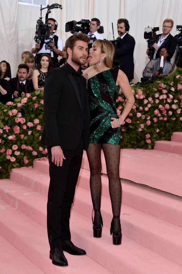 Sở thích mới của Miley Cyrus: Liếm mặt Liam mọi nơi, kể cả tại Met Gala 2019 không tha vì một lý do - Ảnh 1.