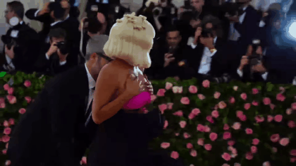 Lăn lê bò toài với 1001 biểu cảm cực lố, trao Lady Gaga tượng vàng Oscar thánh diễn sâu của Met Gala 2019 được rồi! - Ảnh 4.