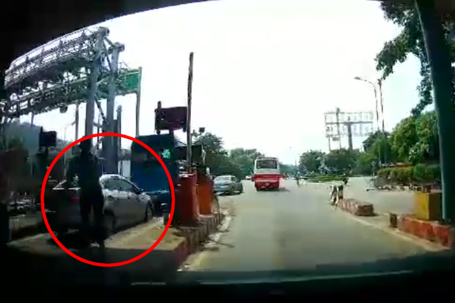 Clip: Xe con n&uacute;p b&oacute;ng xe kh&aacute;ch để trốn v&eacute; qua trạm thu ph&iacute;, nh&acirc;n vi&ecirc;n nh&aacute;o nh&agrave;o đuổi theo nhưng bất lực - Ảnh 2.