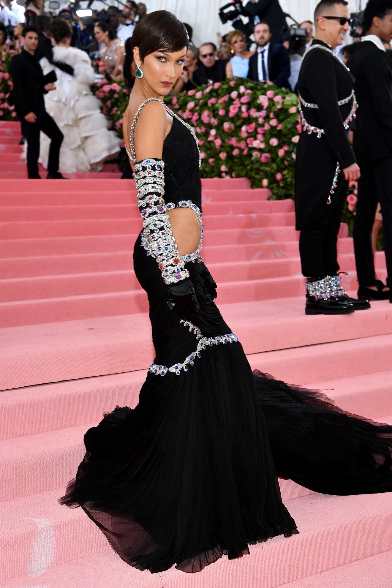 Met Gala 2019: Khó ai chơi lớn bằng Lady Gaga, Katy Perry hóa đèn chùm nhưng chặt chém không kém là nam nhân dát vàng nằm kiệu - Ảnh 23.