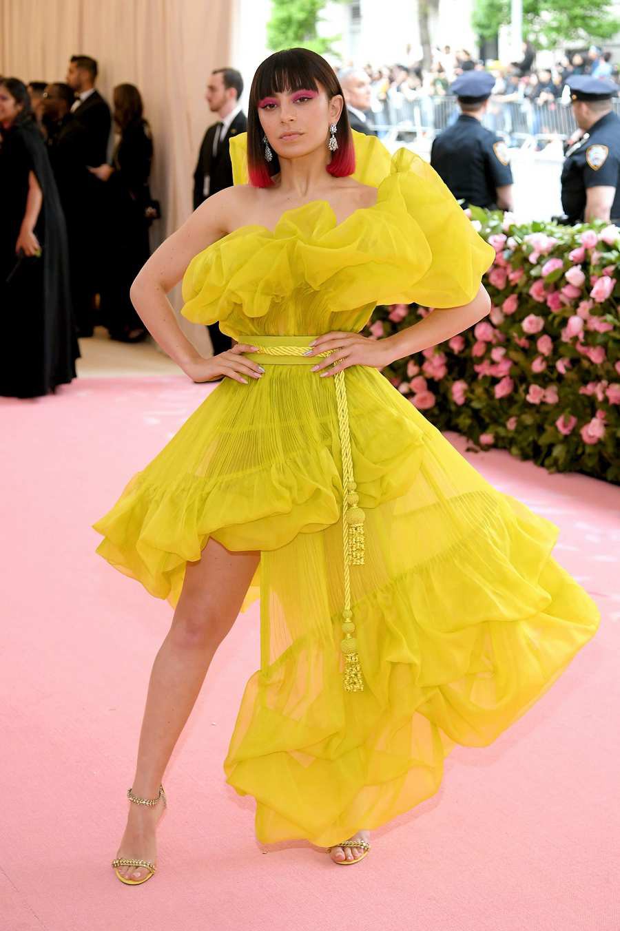 Met Gala 2019: Khó ai chơi lớn bằng Lady Gaga, Katy Perry hóa đèn chùm nhưng chặt chém không kém là nam nhân dát vàng nằm kiệu - Ảnh 59.