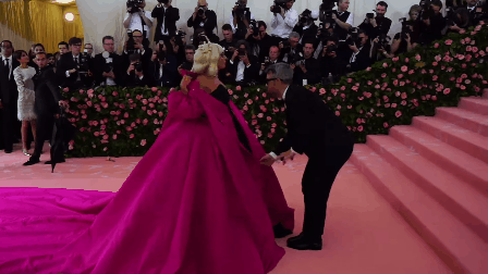 Cận cảnh màn lột váy tới 3 lần biến  Lady Gaga thành “Lady Thay Đồ” tại Met Gala 2019 - Ảnh 3.