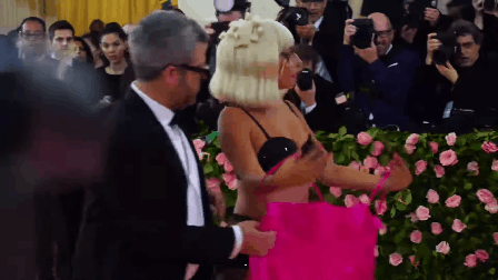 Cận cảnh màn lột váy tới 3 lần biến  Lady Gaga thành “Lady Thay Đồ” tại Met Gala 2019 - Ảnh 7.