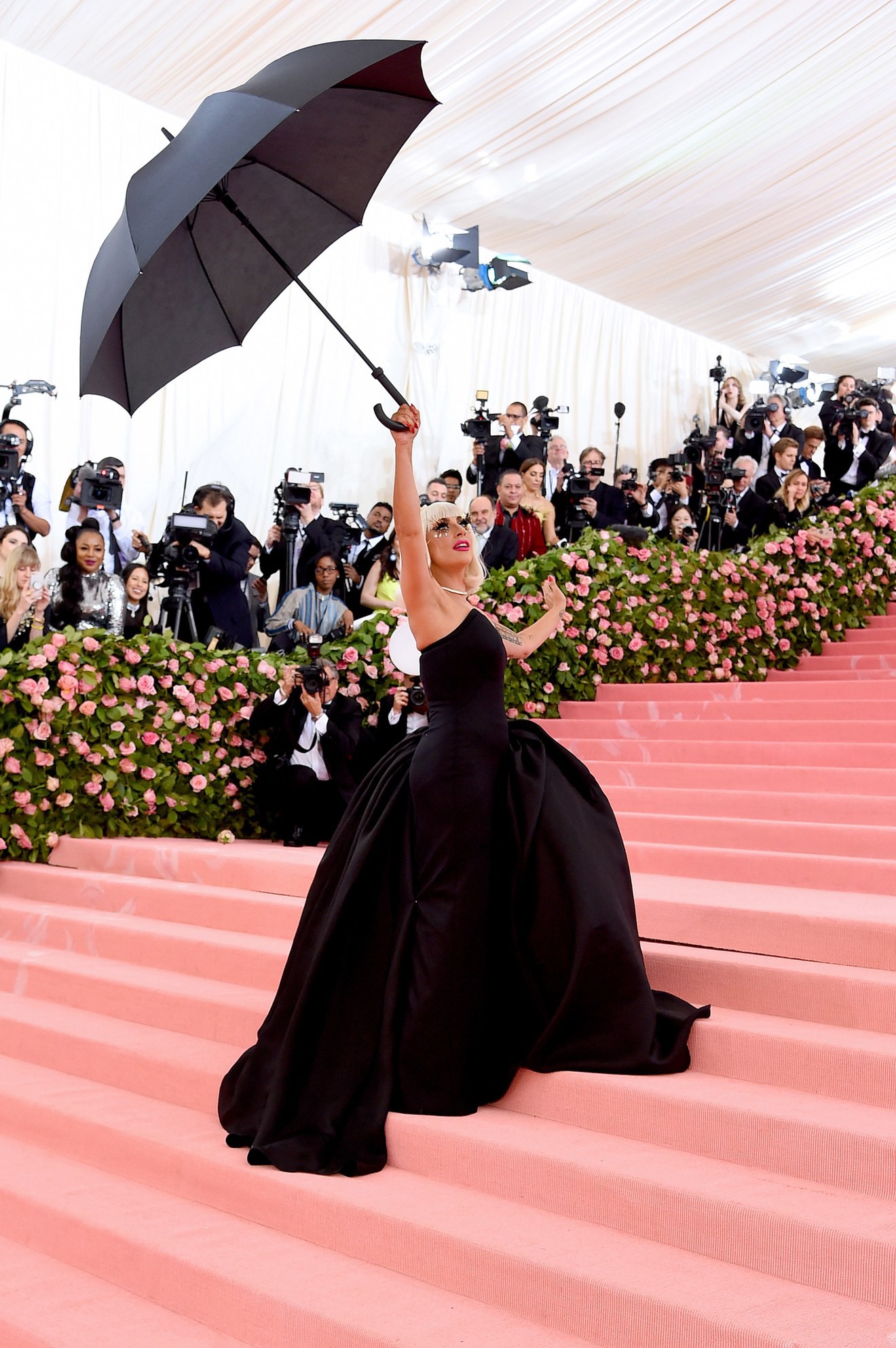 Met Gala 2019: Khó ai chơi lớn bằng Lady Gaga, Katy Perry hóa đèn chùm nhưng chặt chém không kém là nam nhân dát vàng nằm kiệu - Ảnh 3.