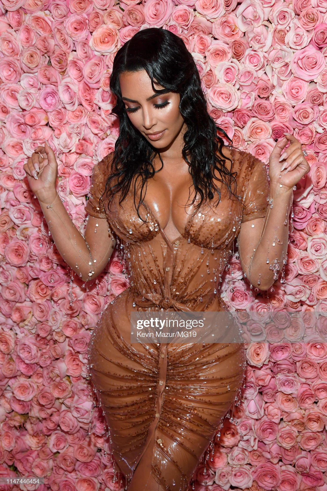 O ép vòng 1 như muốn nổ tung là thế nào? Hãy nhìn bộ cánh mới nhất của Kim Kardashian thì bạn sẽ rõ - Ảnh 5. O ép vòng 1 như muốn nổ tung là thế nào? Hãy nhìn bộ cánh mới nhất của Kim Kardashian thì bạn sẽ rõ - Ảnh 5.