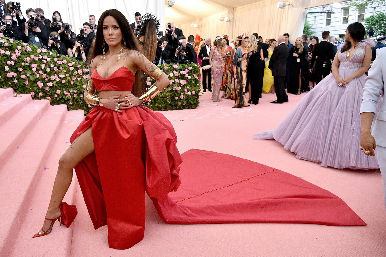 Met Gala 2019: Khó ai chơi lớn bằng Lady Gaga, Katy Perry hóa đèn chùm nhưng chặt chém không kém là nam nhân dát vàng nằm kiệu - Ảnh 38.