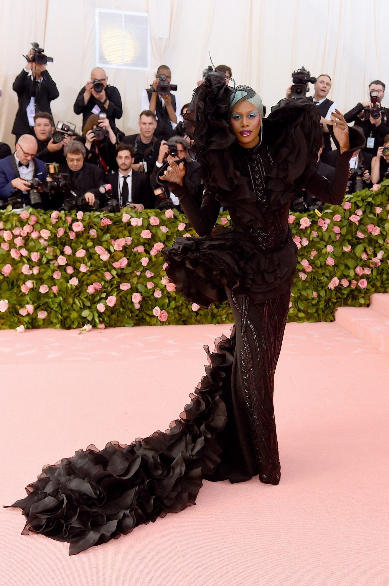 Met Gala 2019: Khó ai chơi lớn bằng Lady Gaga, Katy Perry hóa đèn chùm nhưng chặt chém không kém là nam nhân dát vàng nằm kiệu - Ảnh 31.