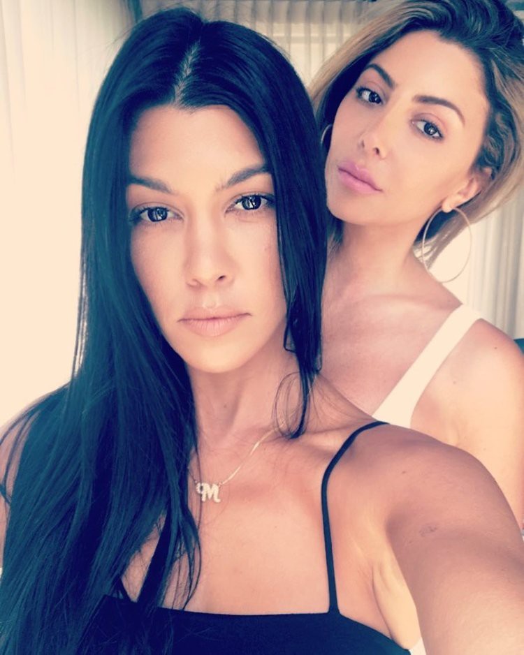 Top 10 ảnh Photoshop fail toàn tập của sao: Có người teo nửa bụng, nóng nhất vẫn là hội chị em Kardashian - Ảnh 10. Top 10 ảnh Photoshop fail toàn tập của sao: Có người teo nửa bụng, nóng nhất vẫn là hội chị em Kardashian - Ảnh 10.