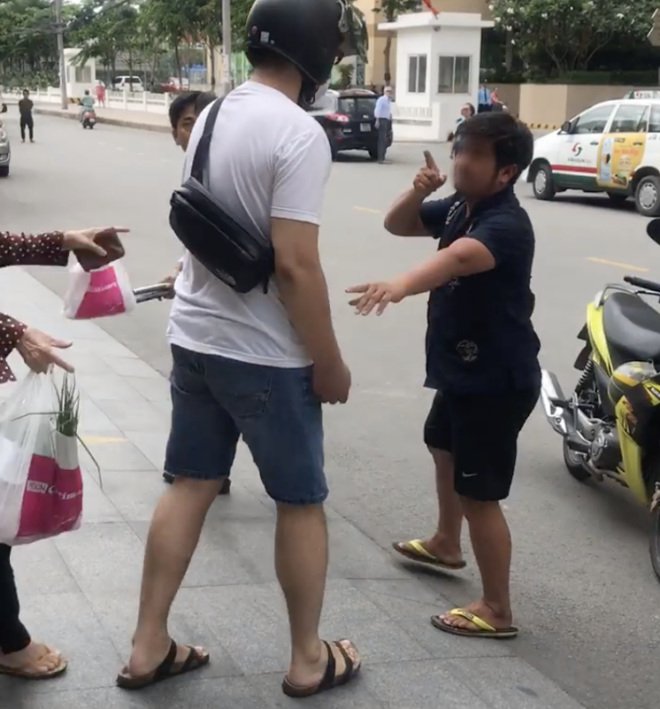 Clip: Nam t&agrave;i xế chửi bới, cầm c&ocirc;n nhị kh&uacute;c đ&aacute;nh về ph&iacute;a người đ&agrave;n &ocirc;ng Nhật Bản tr&ecirc;n phố S&agrave;i G&ograve;n sau va chạm giao th&ocirc;ng - Ảnh 3.