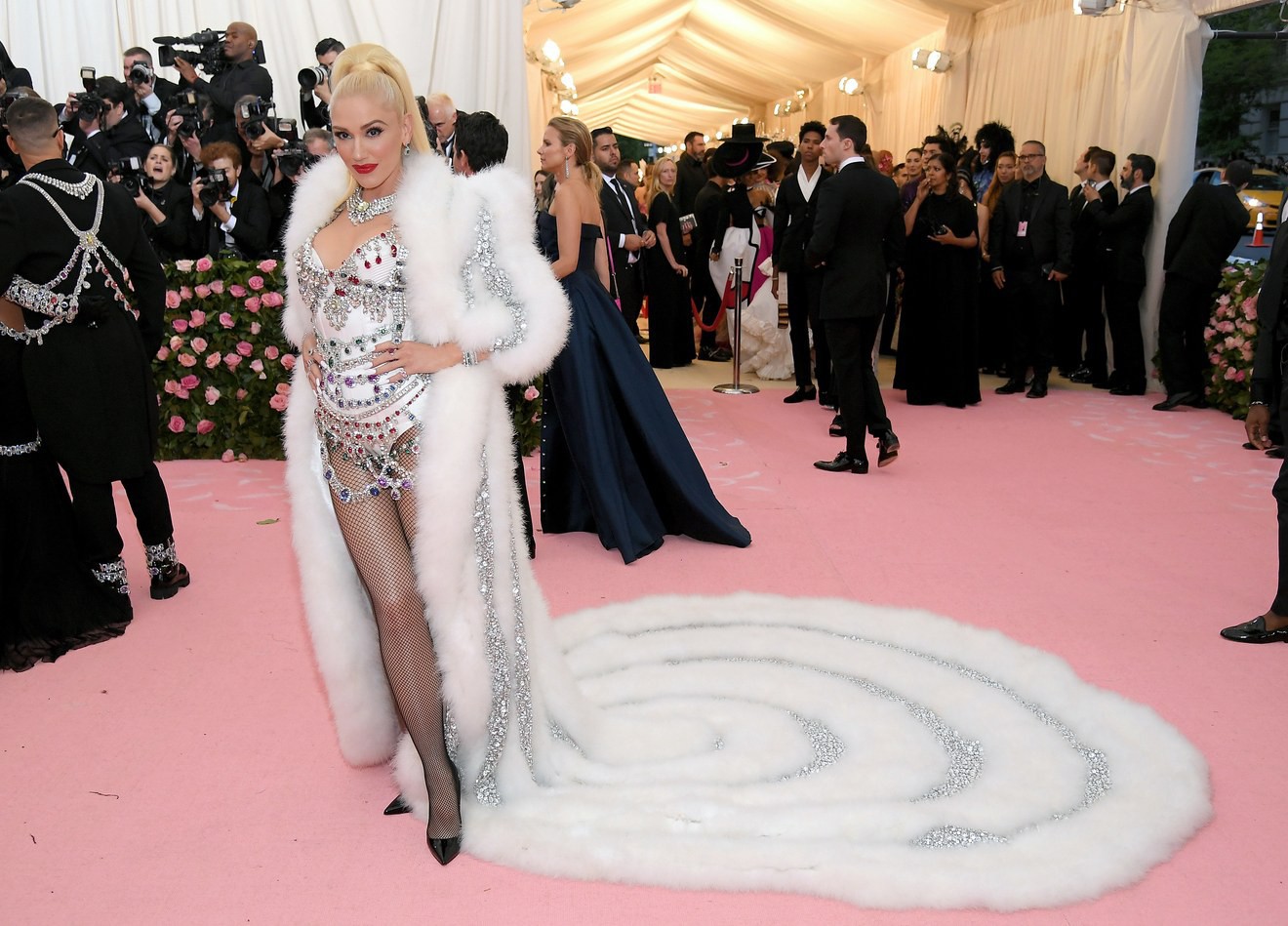 Met Gala 2019 (P2): Kylie và Kendall nổi nhất hội, Kim diện váy chảy nước ảo diệu nhưng bó nghẹt thở - Ảnh 8. Met Gala 2019 (P2): Kylie và Kendall nổi nhất hội, Kim diện váy chảy nước ảo diệu nhưng bó nghẹt thở - Ảnh 8.