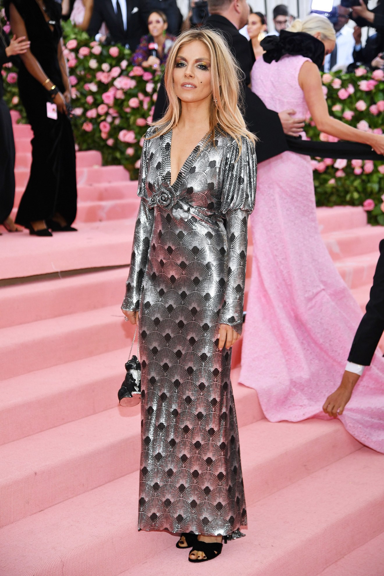 Met Gala 2019 (P2): Kylie và Kendall nổi nhất hội, Kim diện váy chảy nước ảo diệu nhưng bó nghẹt thở - Ảnh 21. Met Gala 2019 (P2): Kylie và Kendall nổi nhất hội, Kim diện váy chảy nước ảo diệu nhưng bó nghẹt thở - Ảnh 21.