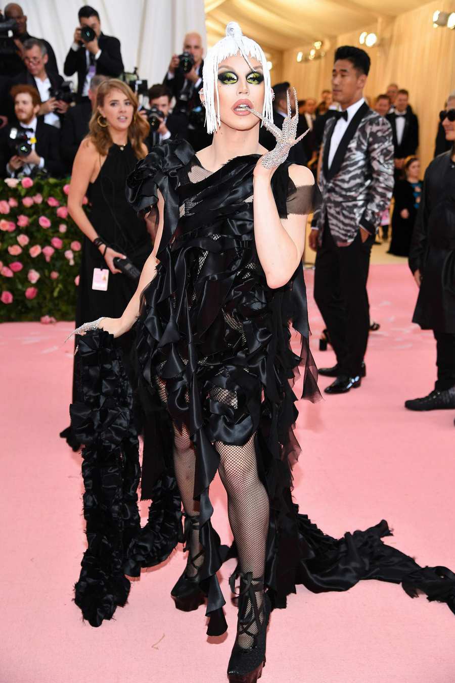 Met Gala 2019 (P2): Kylie và Kendall nổi nhất hội, Kim diện váy chảy nước ảo diệu nhưng bó nghẹt thở - Ảnh 35. Met Gala 2019 (P2): Kylie và Kendall nổi nhất hội, Kim diện váy chảy nước ảo diệu nhưng bó nghẹt thở - Ảnh 35.
