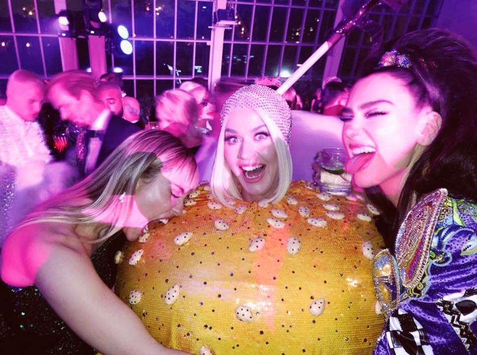 Chẳng mấy khi Katy Perry trông ngon miệng thế này, Miley Cyrus và Dua Lipa không ngại lao vào vừa cắn vừa liếm - Ảnh 2. Chẳng mấy khi Katy Perry trông ngon miệng thế này, Miley Cyrus và Dua Lipa không ngại lao vào vừa cắn vừa liếm - Ảnh 2.