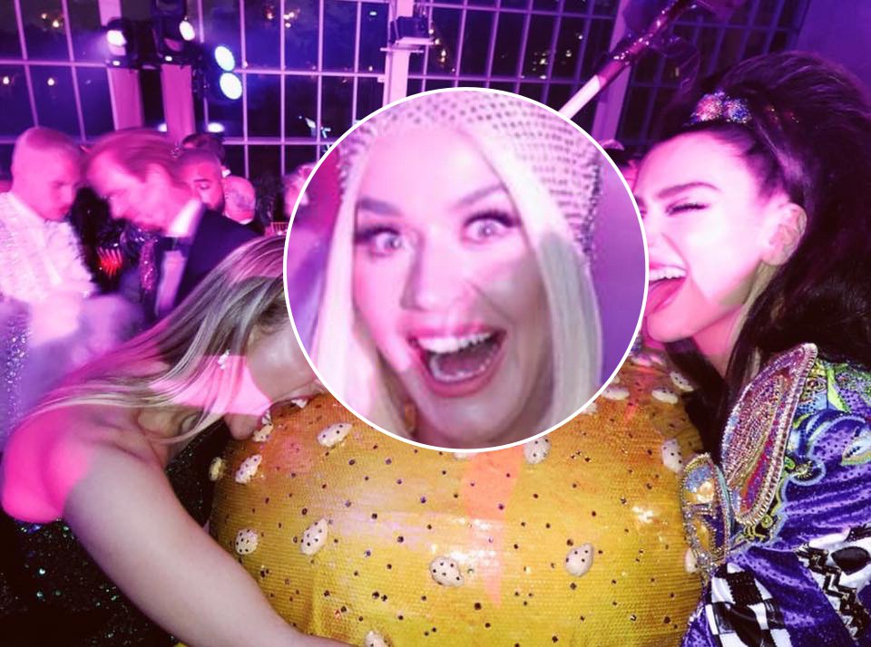 Chẳng mấy khi Katy Perry trông ngon miệng thế này, Miley Cyrus và Dua Lipa không ngại lao vào vừa cắn vừa liếm - Ảnh 3. Chẳng mấy khi Katy Perry trông ngon miệng thế này, Miley Cyrus và Dua Lipa không ngại lao vào vừa cắn vừa liếm - Ảnh 3.