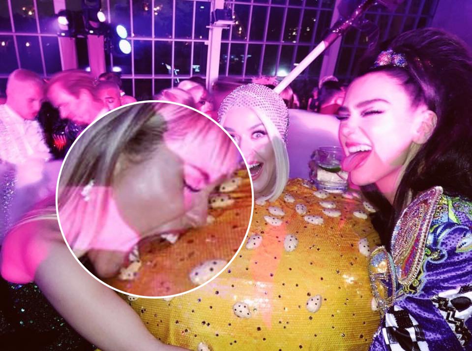 Chẳng mấy khi Katy Perry trông ngon miệng thế này, Miley Cyrus và Dua Lipa không ngại lao vào vừa cắn vừa liếm - Ảnh 4. Chẳng mấy khi Katy Perry trông ngon miệng thế này, Miley Cyrus và Dua Lipa không ngại lao vào vừa cắn vừa liếm - Ảnh 4.