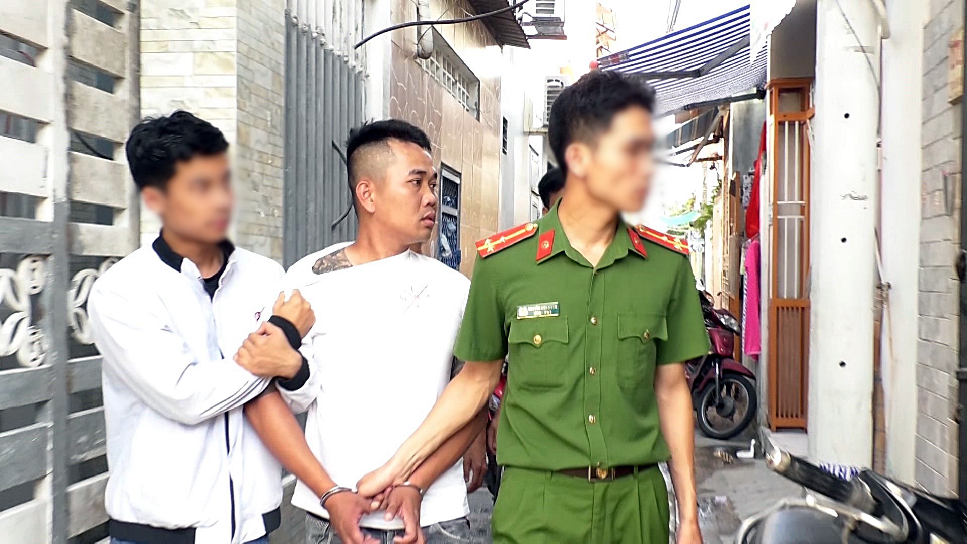 Triệt phá đường dây cá độ triệu đô ở Đà Nẵng, phát hiện súng, lựu đạn - Ảnh 1. Triệt phá đường dây cá độ triệu đô ở Đà Nẵng, phát hiện súng, lựu đạn - Ảnh 1.
