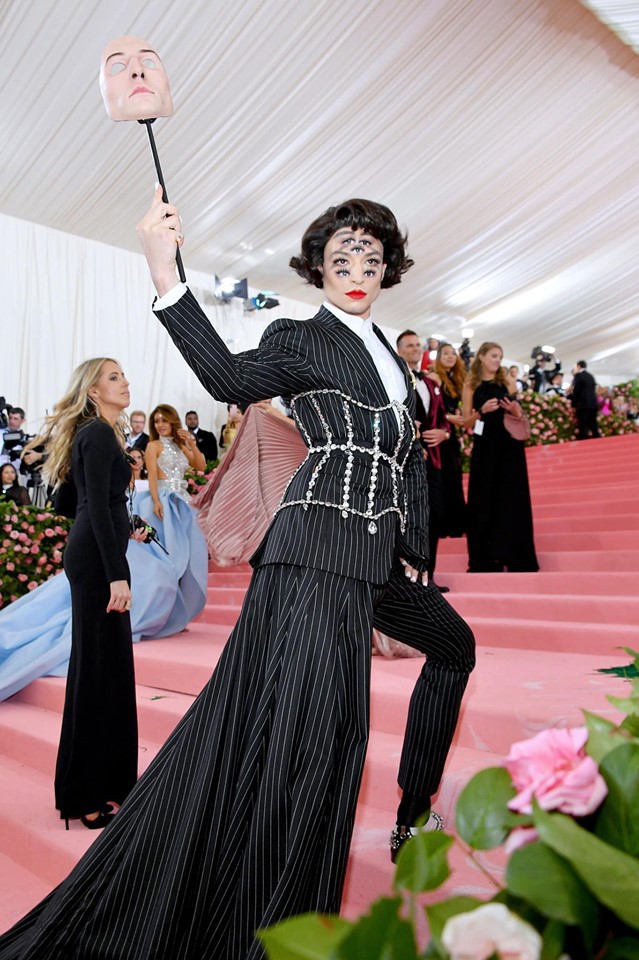 Nhan sắc gây chóng mặt của Ezra Miller tại Met Gala nhìn quen quen? - Ảnh 3.